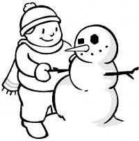 Мальчик лепит снеговика Раскраска сказочная зима