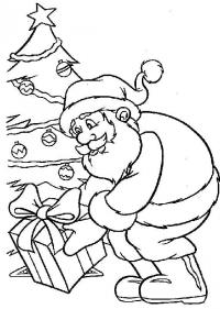 Дед мороз кладет подарок под елку Зимние раскраски для мальчиков
