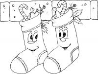 Новый год, носочки со сладостями в подарок на камине Зимние рисунки раскраски